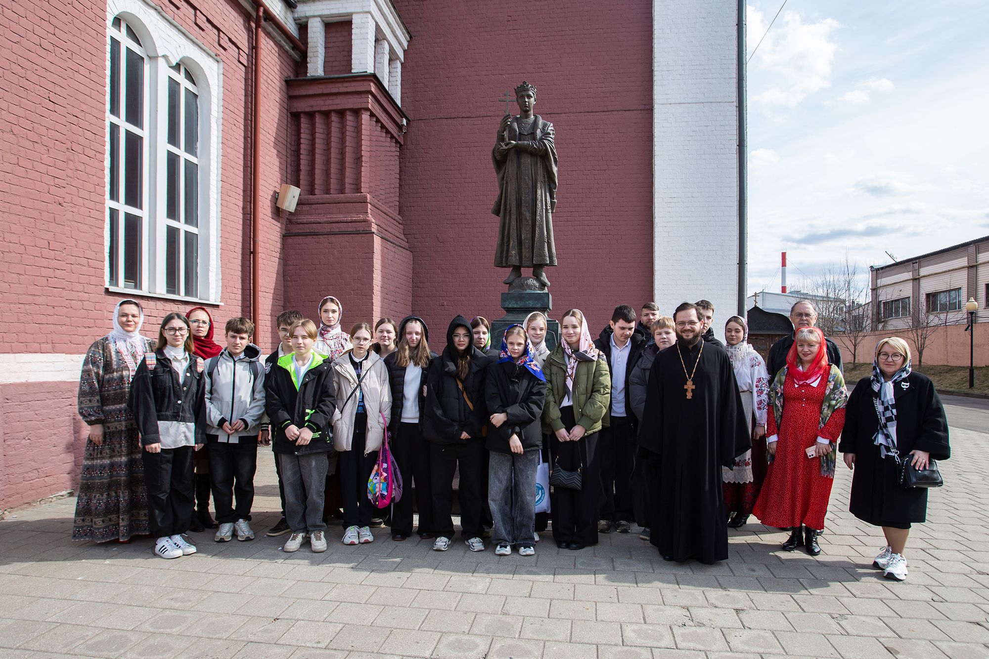 Школьники и студенты в Троицком соборе г. Щёлково