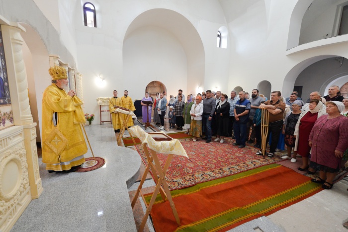 Архиерейское богослужение в Никольском храме деревни Кармолино 