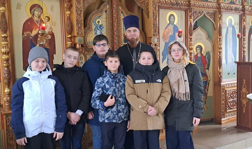 Школьники в Серафимовском храме деревни Юркино