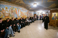 Школьники и студенты в Троицком соборе г. Щёлково