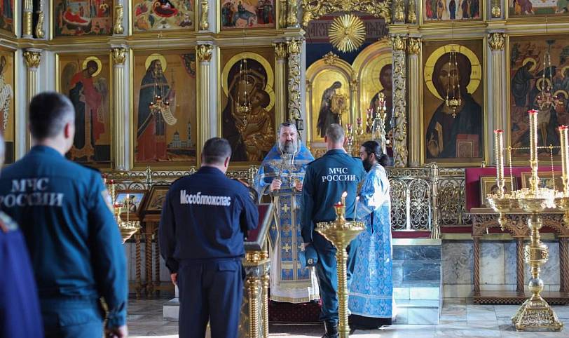 Сотрудники МЧС в Богоявленском соборе Ногинска