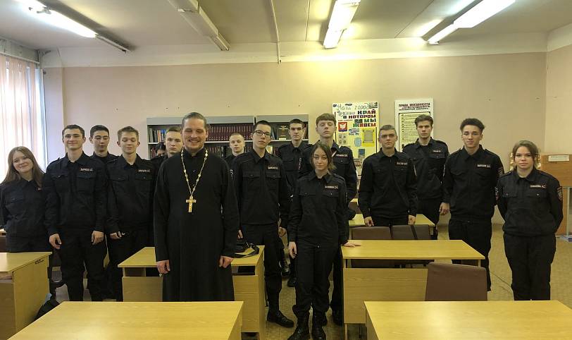Беседа учащихся Щёлковского колледжа со священником
