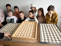 Посещение просфорни при храме святого мученика Иоанна Воина деревни Никифорово учащимися Алексиевской гимназии