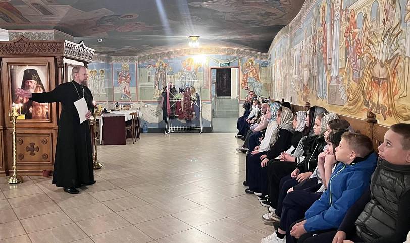 Школьники в Троицком соборе города Щёлково