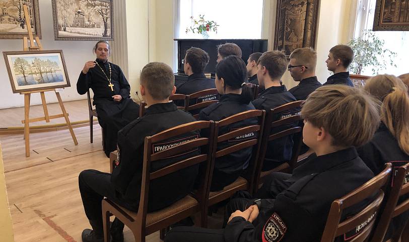 Беседа учащихся Щёлковского колледжа со священником