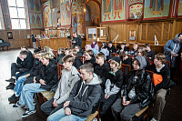 Школьники и студенты в Троицком соборе г. Щёлково