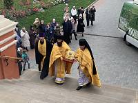 Божественная литургия в Большом соборе Донского ставропигиального мужского монастыря города Москвы