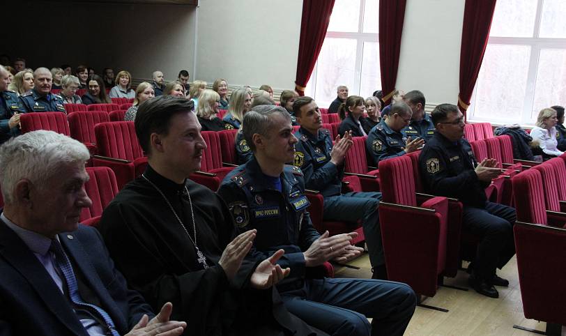 Поздравление сотрудниц ВНИИПО в Балашихе