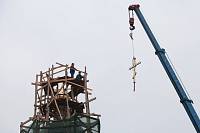 Водружение креста на&nbsp;храм в&nbsp;Аксиньино