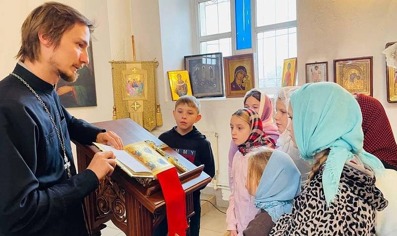 Школьники в Казанском храме деревни Запутное